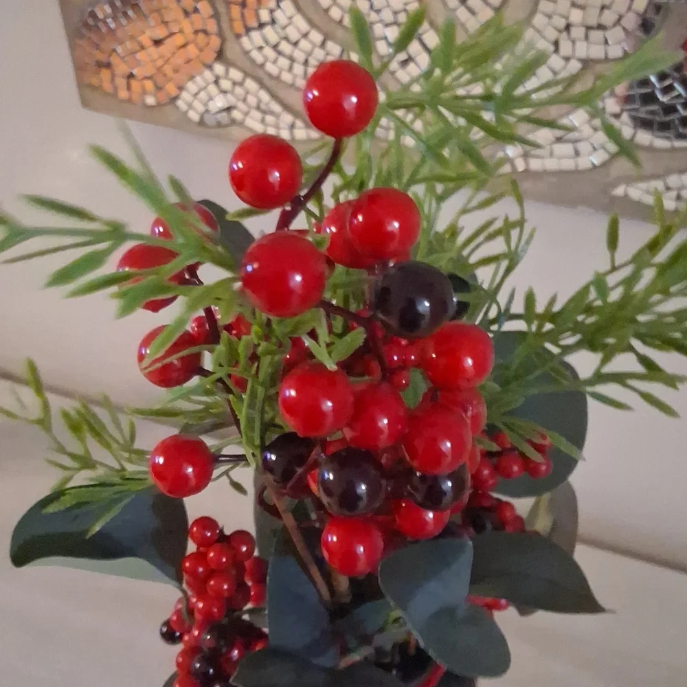 NWT Ashland Premade Red Berry & Greenery In Black Ceramic Vase!!